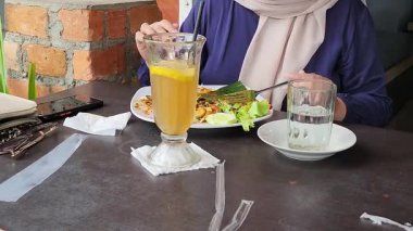 Hijab 'da Bir Restoranda İçkili Yemek Yiyen Kadın