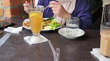 Lokantada İçkiler ve Yiyeceklerle Yemek Yiyen Kadın