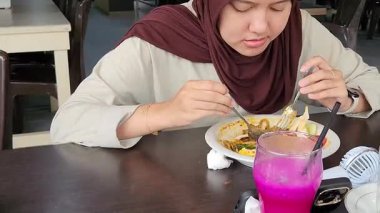 Türbanlı Genç Kadın Erişte Yiyor ve İçkinin keyfini çıkarıyor