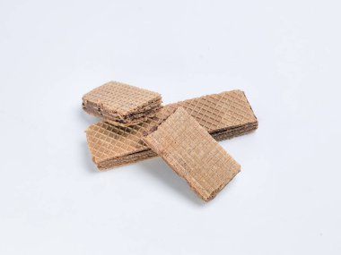 Beyaz bir yüzeye yerleştirilmiş birkaç çikolatalı bisküvinin yakın çekim stüdyosu. Kurabiyeler dikdörtgen şeklindedir. Waffle benzeri bir dokusu vardır ve tabakaların arasında görünür çikolata doludur..