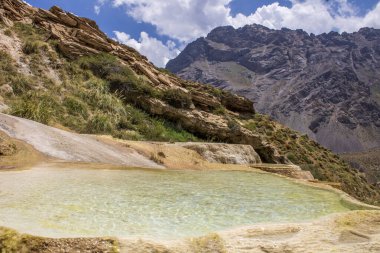 Mavi hamamlar, yüzmek için yeterince sıcak su havuzlarından oluşan doğal bir oluşum. Havuzların kenarları kireçtaşından yapılmıştır..
