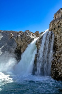 El Yeso Şelalesi Şili 'nin Cajon del Maipo şehrinde bulunan bir şelaledir. Bu bölge çarpıcı doğal manzarası ile bilinir ve doğa ve yürüyüş yapmayı sevenler için popüler bir yerdir..