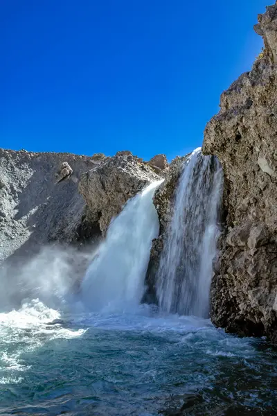 El Yeso Şelalesi Şili 'nin Cajon del Maipo şehrinde bulunan bir şelaledir. Bu bölge çarpıcı doğal manzarası ile bilinir ve doğa ve yürüyüş yapmayı sevenler için popüler bir yerdir..