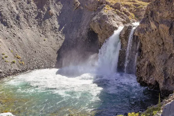 El Yeso Şelalesi Şili 'nin Cajon del Maipo şehrinde bulunan bir şelaledir. Bu bölge çarpıcı doğal manzarası ile bilinir ve doğa ve yürüyüş yapmayı sevenler için popüler bir yerdir..
