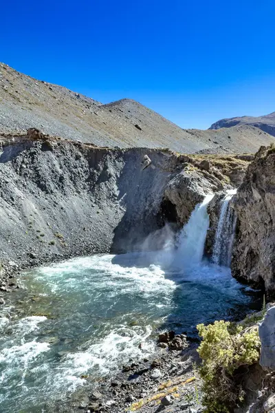 El Yeso Şelalesi Şili 'nin Cajon del Maipo şehrinde bulunan bir şelaledir. Bu bölge çarpıcı doğal manzarası ile bilinir ve doğa ve yürüyüş yapmayı sevenler için popüler bir yerdir..