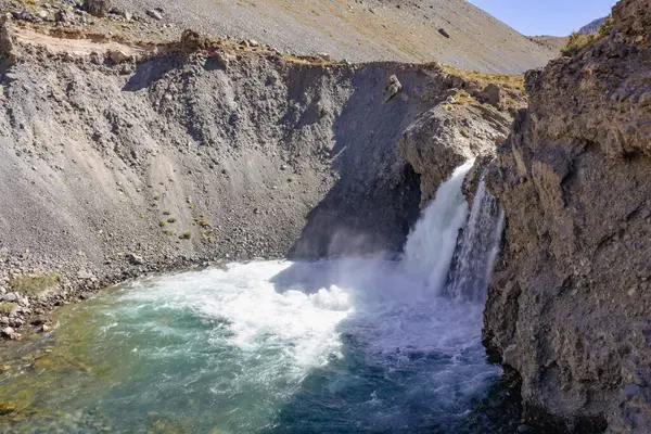 El Yeso Şelalesi Şili 'nin Cajon del Maipo şehrinde bulunan bir şelaledir. Bu bölge çarpıcı doğal manzarası ile bilinir ve doğa ve yürüyüş yapmayı sevenler için popüler bir yerdir..