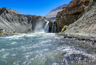 El Yeso Şelalesi Şili 'nin Cajon del Maipo şehrinde bulunan bir şelaledir. Bu bölge çarpıcı doğal manzarası ile bilinir ve doğa ve yürüyüş yapmayı sevenler için popüler bir yerdir..