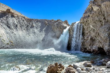 El Yeso Şelalesi Şili 'nin Cajon del Maipo şehrinde bulunan bir şelaledir. Bu bölge çarpıcı doğal manzarası ile bilinir ve doğa ve yürüyüş yapmayı sevenler için popüler bir yerdir..