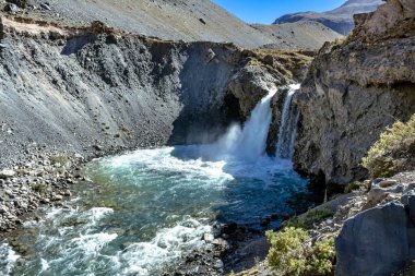 El Yeso Şelalesi Şili 'nin Cajon del Maipo şehrinde bulunan bir şelaledir. Bu bölge çarpıcı doğal manzarası ile bilinir ve doğa ve yürüyüş yapmayı sevenler için popüler bir yerdir..