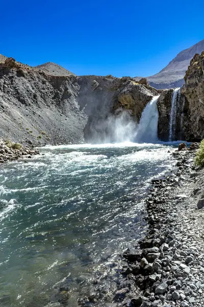 El Yeso Şelalesi Şili 'nin Cajon del Maipo şehrinde bulunan bir şelaledir. Bu bölge çarpıcı doğal manzarası ile bilinir ve doğa ve yürüyüş yapmayı sevenler için popüler bir yerdir..