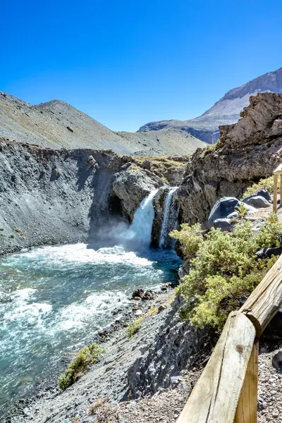 El Yeso Şelalesi Şili 'nin Cajon del Maipo şehrinde bulunan bir şelaledir. Bu bölge çarpıcı doğal manzarası ile bilinir ve doğa ve yürüyüş yapmayı sevenler için popüler bir yerdir..