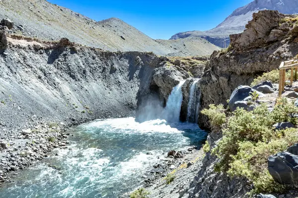 El Yeso Şelalesi Şili 'nin Cajon del Maipo şehrinde bulunan bir şelaledir. Bu bölge çarpıcı doğal manzarası ile bilinir ve doğa ve yürüyüş yapmayı sevenler için popüler bir yerdir..