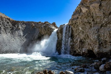 El Yeso Şelalesi Şili 'nin Cajon del Maipo şehrinde bulunan bir şelaledir. Bu bölge çarpıcı doğal manzarası ile bilinir ve doğa ve yürüyüş yapmayı sevenler için popüler bir yerdir..