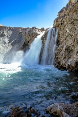 El Yeso Şelalesi Şili 'nin Cajon del Maipo şehrinde bulunan bir şelaledir. Bu bölge çarpıcı doğal manzarası ile bilinir ve doğa ve yürüyüş yapmayı sevenler için popüler bir yerdir..