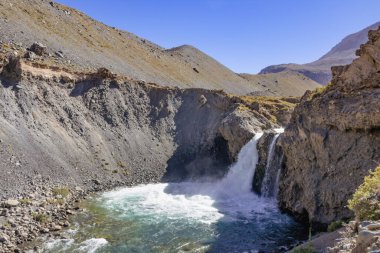 El Yeso Şelalesi Şili 'nin Cajon del Maipo şehrinde bulunan bir şelaledir. Bu bölge çarpıcı doğal manzarası ile bilinir ve doğa ve yürüyüş yapmayı sevenler için popüler bir yerdir..