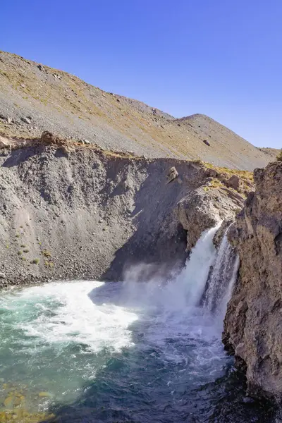 El Yeso Şelalesi Şili 'nin Cajon del Maipo şehrinde bulunan bir şelaledir. Bu bölge çarpıcı doğal manzarası ile bilinir ve doğa ve yürüyüş yapmayı sevenler için popüler bir yerdir..