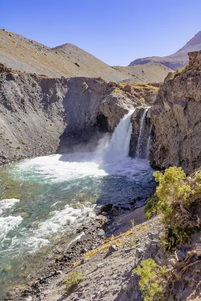 El Yeso Şelalesi Şili 'nin Cajon del Maipo şehrinde bulunan bir şelaledir. Bu bölge çarpıcı doğal manzarası ile bilinir ve doğa ve yürüyüş yapmayı sevenler için popüler bir yerdir..