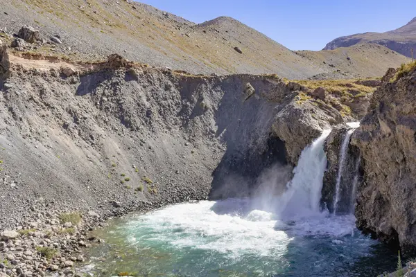 El Yeso Şelalesi Şili 'nin Cajon del Maipo şehrinde bulunan bir şelaledir. Bu bölge çarpıcı doğal manzarası ile bilinir ve doğa ve yürüyüş yapmayı sevenler için popüler bir yerdir..