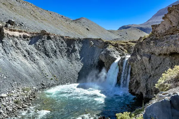 El Yeso Şelalesi Şili 'nin Cajon del Maipo şehrinde bulunan bir şelaledir. Bu bölge çarpıcı doğal manzarası ile bilinir ve doğa ve yürüyüş yapmayı sevenler için popüler bir yerdir..