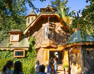 San Alfonso, Cajon del Maipo, Şili - 25 Ocak 2025: Çikolata evi Cajn del Maipo 'da bir kafe, dondurma salonu ve çikolata dükkanı sunan bir yer haline geldi..