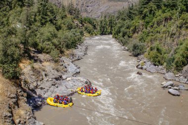 San Alfonso, Cajon del Maipo, Şili - 25 Ocak 2025 - Maipo Nehri üzerinde rafting.