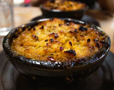 Choclo keki geleneksel bir Şili yemeğidir, özellikle mısırın hasat edildiği yaz aylarında, orta ve kırsal bölgelerde çok yaygındır..