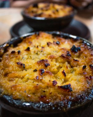 Choclo keki geleneksel bir Şili yemeğidir, özellikle mısırın hasat edildiği yaz aylarında, orta ve kırsal bölgelerde çok yaygındır..