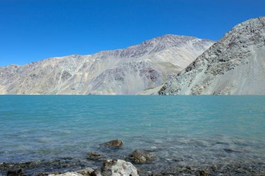 El Yeso Barajı And Dağları 'ndaki bir baraj boyunca saklanan yapay bir su deposudur..