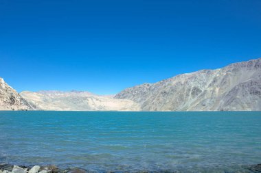 El Yeso Barajı And Dağları 'ndaki bir baraj boyunca saklanan yapay bir su deposudur..