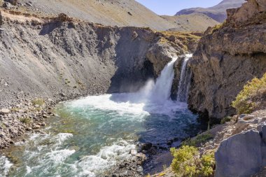 El Yeso Şelalesi Şili 'nin Cajon del Maipo şehrinde bulunan bir şelaledir. Bu bölge çarpıcı doğal manzarası ile bilinir ve doğa ve yürüyüş yapmayı sevenler için popüler bir yerdir..