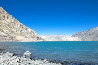 El Yeso Barajı And Dağları 'ndaki bir baraj boyunca saklanan yapay bir su deposudur..