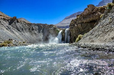 El Yeso Şelalesi Şili 'nin Cajon del Maipo şehrinde bulunan bir şelaledir. Bu bölge çarpıcı doğal manzarası ile bilinir ve doğa ve yürüyüş yapmayı sevenler için popüler bir yerdir..