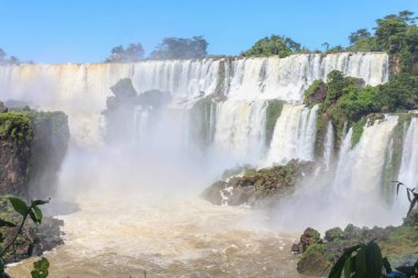 Misiones Eyaleti, Arjantin - 24 Mart 2025: Iguazu Şelalesi, Arjantin ve Brezilya sınırındaki Iguazu Ulusal Parkı 'nda yer alan dünyanın Yedi Doğal Harikası' ndan biridir..