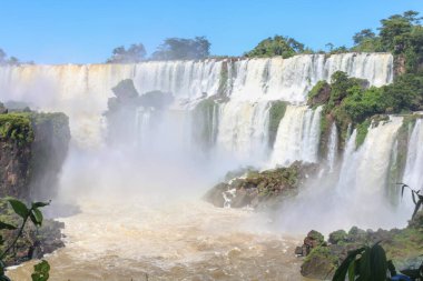 Misiones Eyaleti, Arjantin - 24 Mart 2025: Iguazu Şelalesi, Arjantin ve Brezilya sınırındaki Iguazu Ulusal Parkı 'nda yer alan dünyanın Yedi Doğal Harikası' ndan biridir..