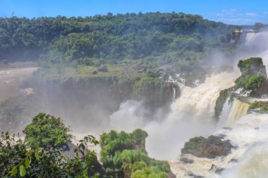 Misiones Eyaleti, Arjantin - 24 Mart 2025: Iguazu Şelalesi, Arjantin ve Brezilya sınırındaki Iguazu Ulusal Parkı 'nda yer alan dünyanın Yedi Doğal Harikası' ndan biridir..