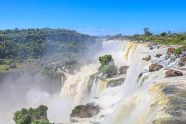 Misiones Eyaleti, Arjantin - 24 Mart 2025: Iguazu Şelalesi, Arjantin ve Brezilya sınırındaki Iguazu Ulusal Parkı 'nda yer alan dünyanın Yedi Doğal Harikası' ndan biridir..