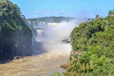 Misiones Eyaleti, Arjantin - 24 Mart 2025: Iguazu Şelalesi, Arjantin ve Brezilya sınırındaki Iguazu Ulusal Parkı 'nda yer alan dünyanın Yedi Doğal Harikası' ndan biridir..