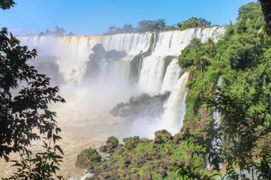 Misiones Eyaleti, Arjantin - 24 Mart 2025: Iguazu Şelalesi, Arjantin ve Brezilya sınırındaki Iguazu Ulusal Parkı 'nda yer alan dünyanın Yedi Doğal Harikası' ndan biridir..