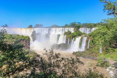 Misiones Eyaleti, Arjantin - 24 Mart 2025: Iguazu Şelalesi, Arjantin ve Brezilya sınırındaki Iguazu Ulusal Parkı 'nda yer alan dünyanın Yedi Doğal Harikası' ndan biridir..