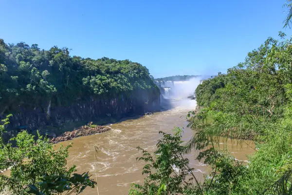 Misiones Eyaleti, Arjantin - 24 Mart 2025: Iguazu Şelalesi, Arjantin ve Brezilya sınırındaki Iguazu Ulusal Parkı 'nda yer alan dünyanın Yedi Doğal Harikası' ndan biridir..