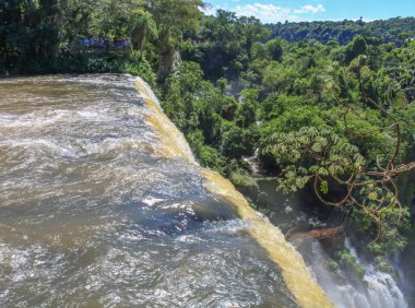 Misiones Eyaleti, Arjantin - 24 Mart 2025: Iguazu Şelalesi, Arjantin ve Brezilya sınırındaki Iguazu Ulusal Parkı 'nda yer alan dünyanın Yedi Doğal Harikası' ndan biridir..