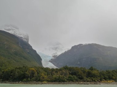 Serrano Buzulu, Magallanes Bölgesi 'nde, Bernardo O' Higgins Ulusal Parkı 'nda yer alır. İkisi de Şili 'deki Güney Buz Sahası' nın bir parçası..