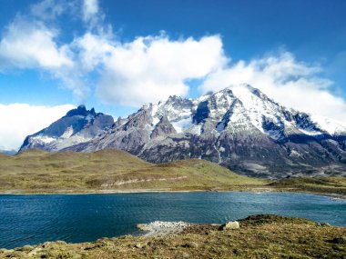 Paine Boynuzları, Şili 'nin Torres del Paine Ulusal Parkı' nda bulunan bir grup keskin granit dağıdır. 2,000 metreden daha yüksekteler..