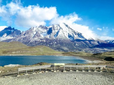 Paine Boynuzları, Şili 'nin Torres del Paine Ulusal Parkı' nda bulunan bir grup keskin granit dağıdır. 2,000 metreden daha yüksekteler..