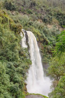 Kimsa Şelalesi, Ruminahui kantonunda, Molinuco Ekolojik Rezervi 'nin Sangolqui' ye 15 kilometre uzaklıkta. Şelale yaklaşık 60 metre yüksekliğinde..