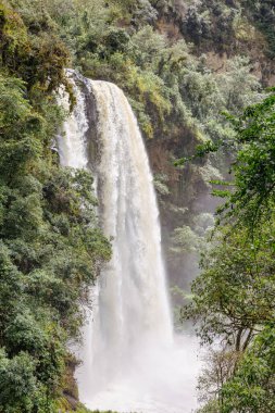 Kimsa Şelalesi, Ruminahui kantonunda, Molinuco Ekolojik Rezervi 'nin Sangolqui' ye 15 kilometre uzaklıkta. Şelale yaklaşık 60 metre yüksekliğinde..