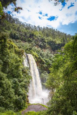 Kimsa Şelalesi, Ruminahui kantonunda, Molinuco Ekolojik Rezervi 'nin Sangolqui' ye 15 kilometre uzaklıkta. Şelale yaklaşık 60 metre yüksekliğinde..