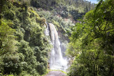 Kimsa Şelalesi, Ruminahui kantonunda, Molinuco Ekolojik Rezervi 'nin Sangolqui' ye 15 kilometre uzaklıkta. Şelale yaklaşık 60 metre yüksekliğinde..