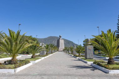 Pichincha ili, Ekvador - 2 Haziran 2025: Dünya Anıtı, gezegeni kuzey ve güney yarımküreye bölen noktanın tam yerini temsil etmektedir..