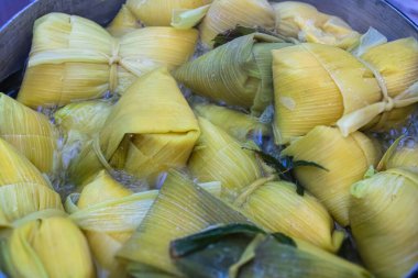 Geleneksel haliyle Şili usulü, mısır yapraklarına sarılmış, buharda pişirilmiş veya suda pişirilmiş soğan, fesleğen ve diğer baharatlarla karıştırılmış bir mısır kütlesinden oluşan bir yemektir..